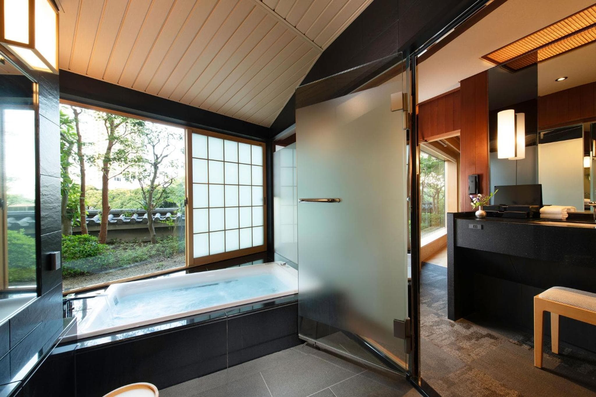 Premium Room, 1 King Bed, Jetted Tub (1 King Bed) - Package Rate
