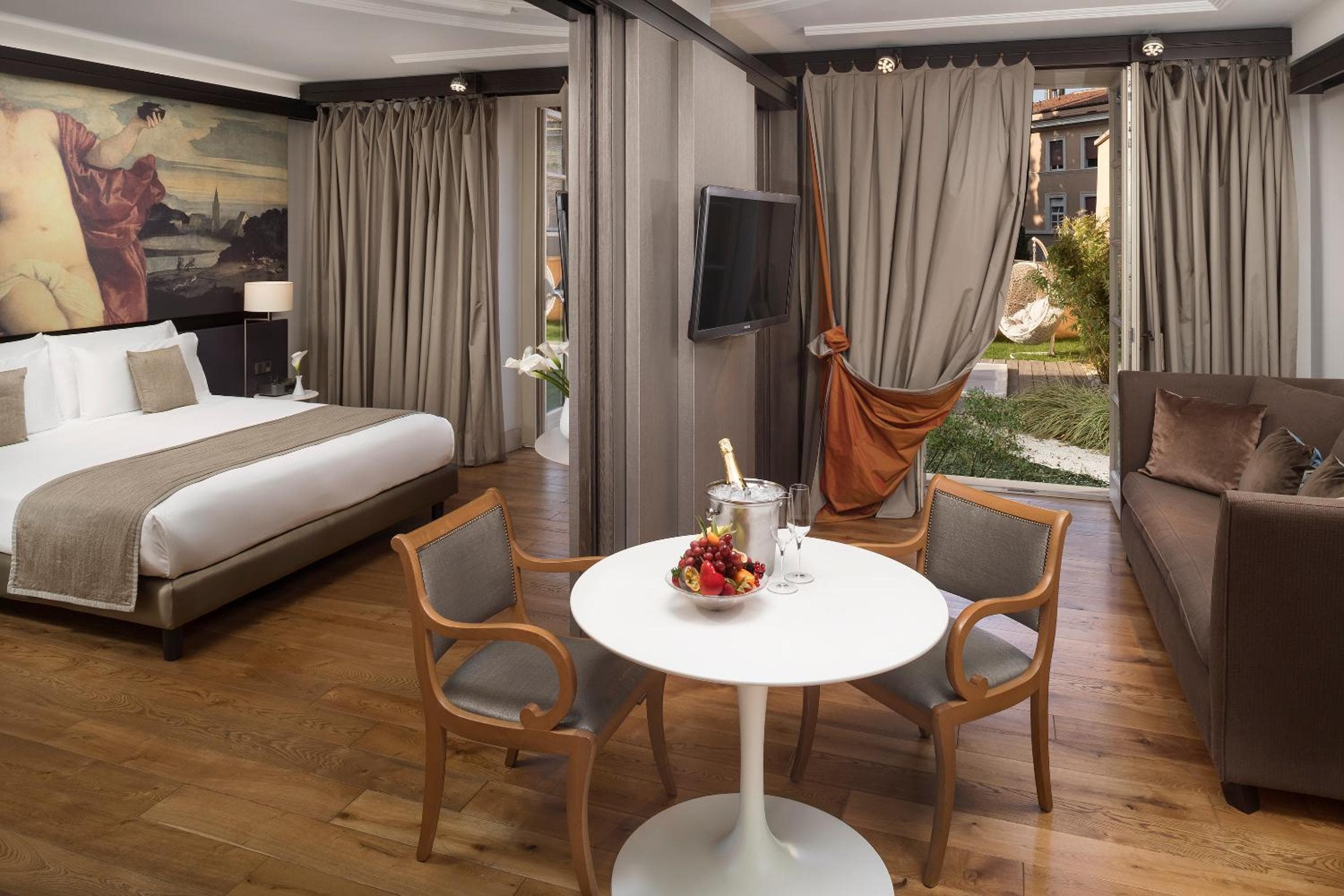 Garden Studio Apartment With Private Whirlpool & Spa Access