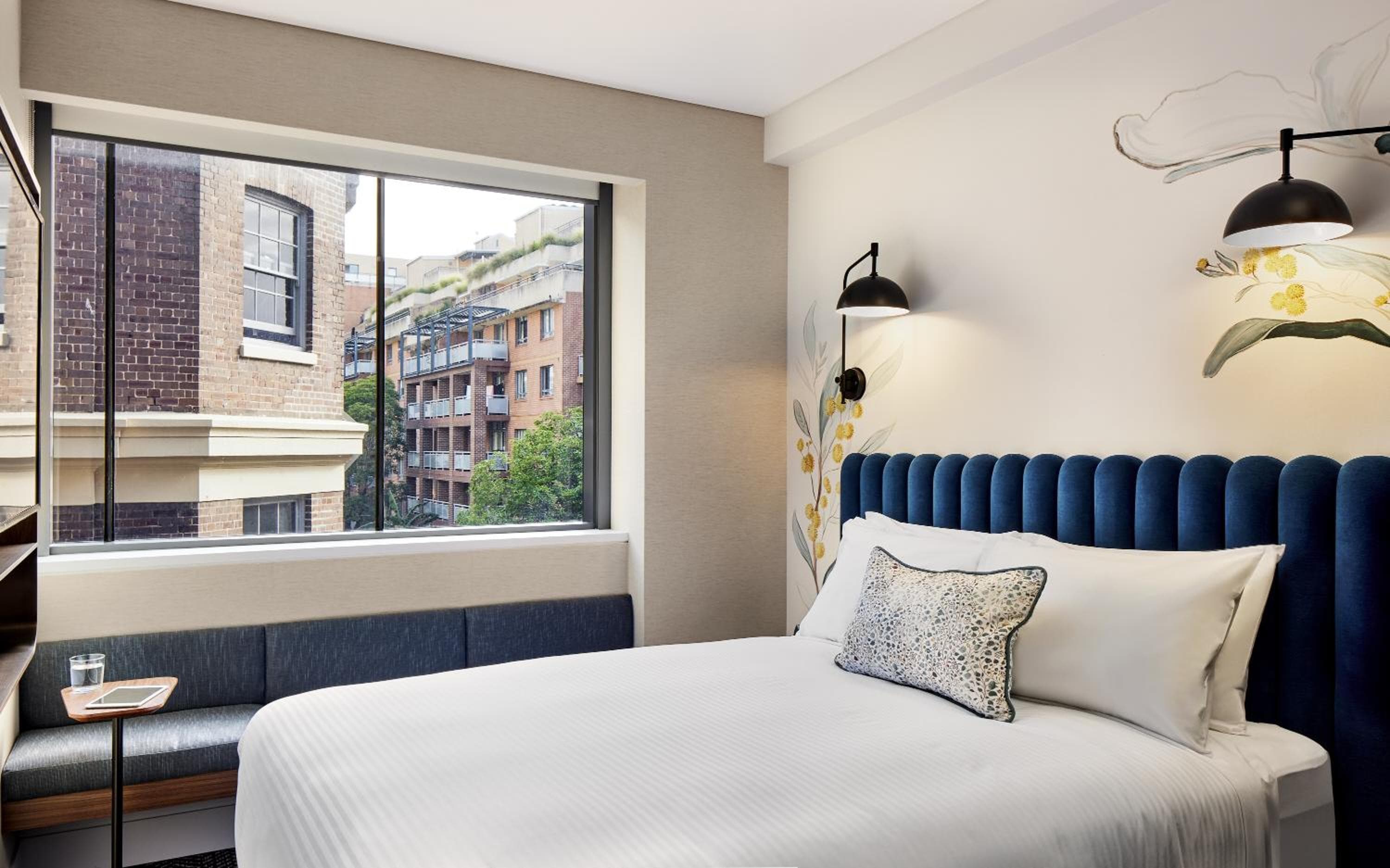 1 queen bed, nonsmoking, street view