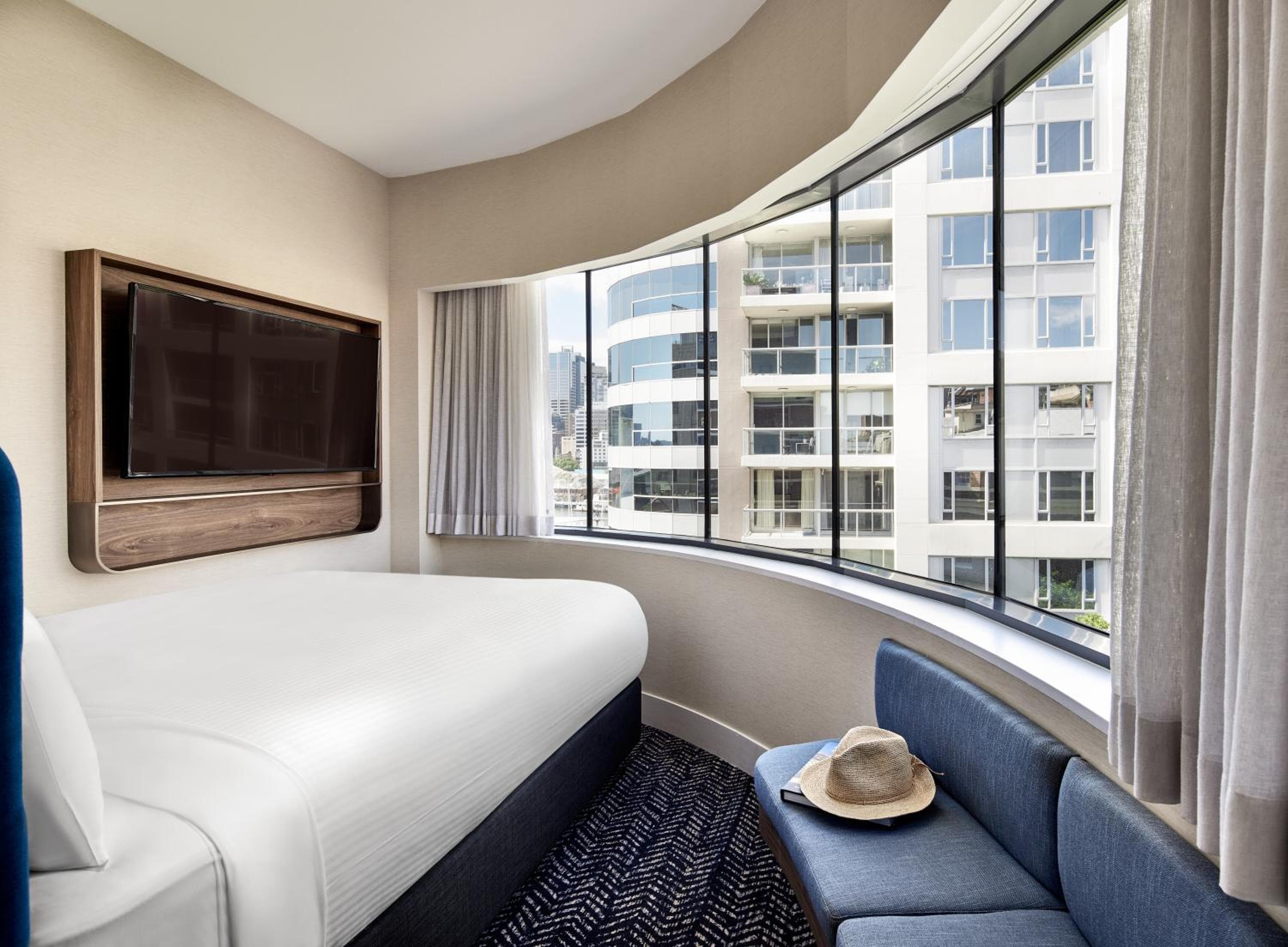 1 queen bed, nonsmoking, small room