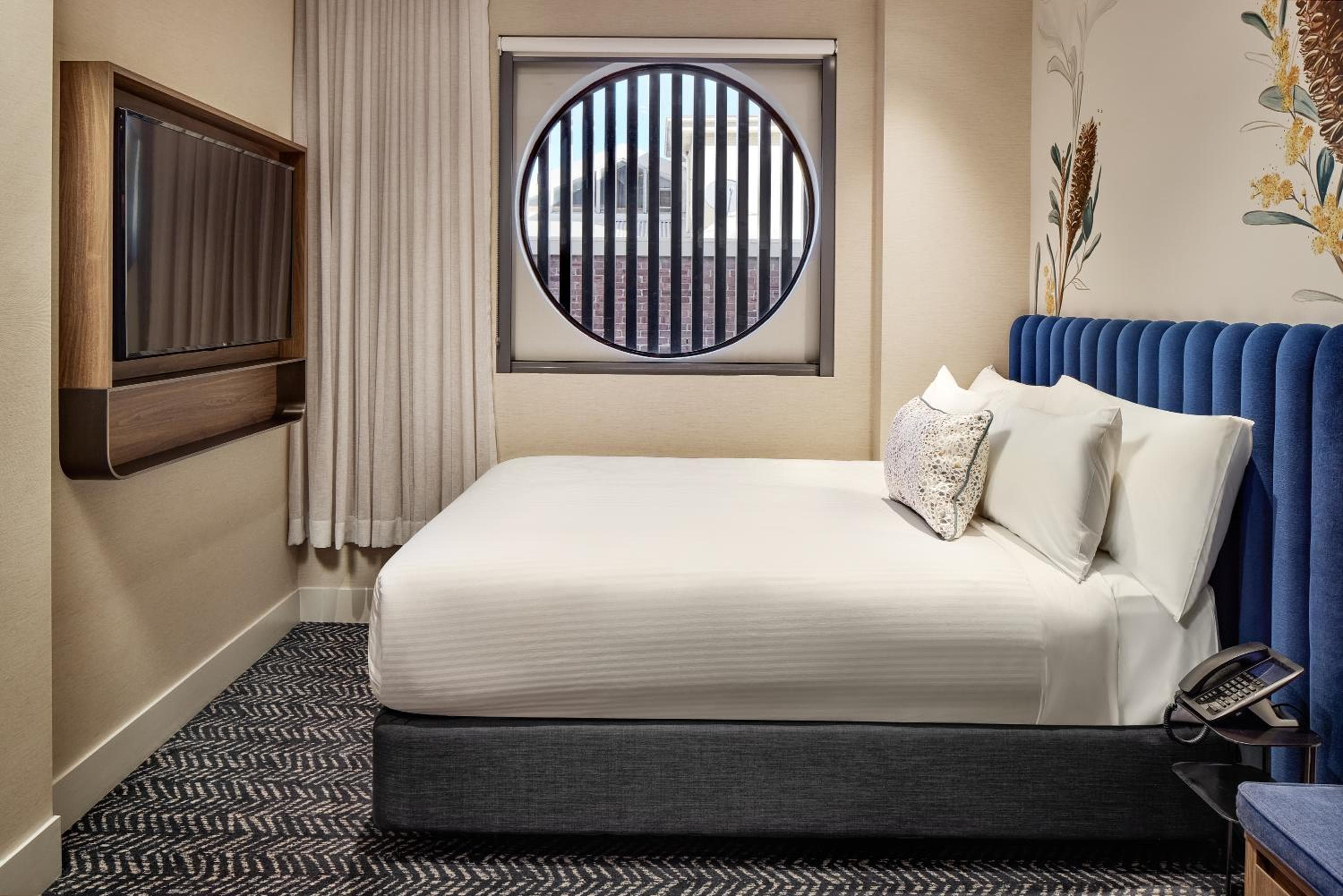 1 Queen Bed, Mobility Accessible, Roll in Shower