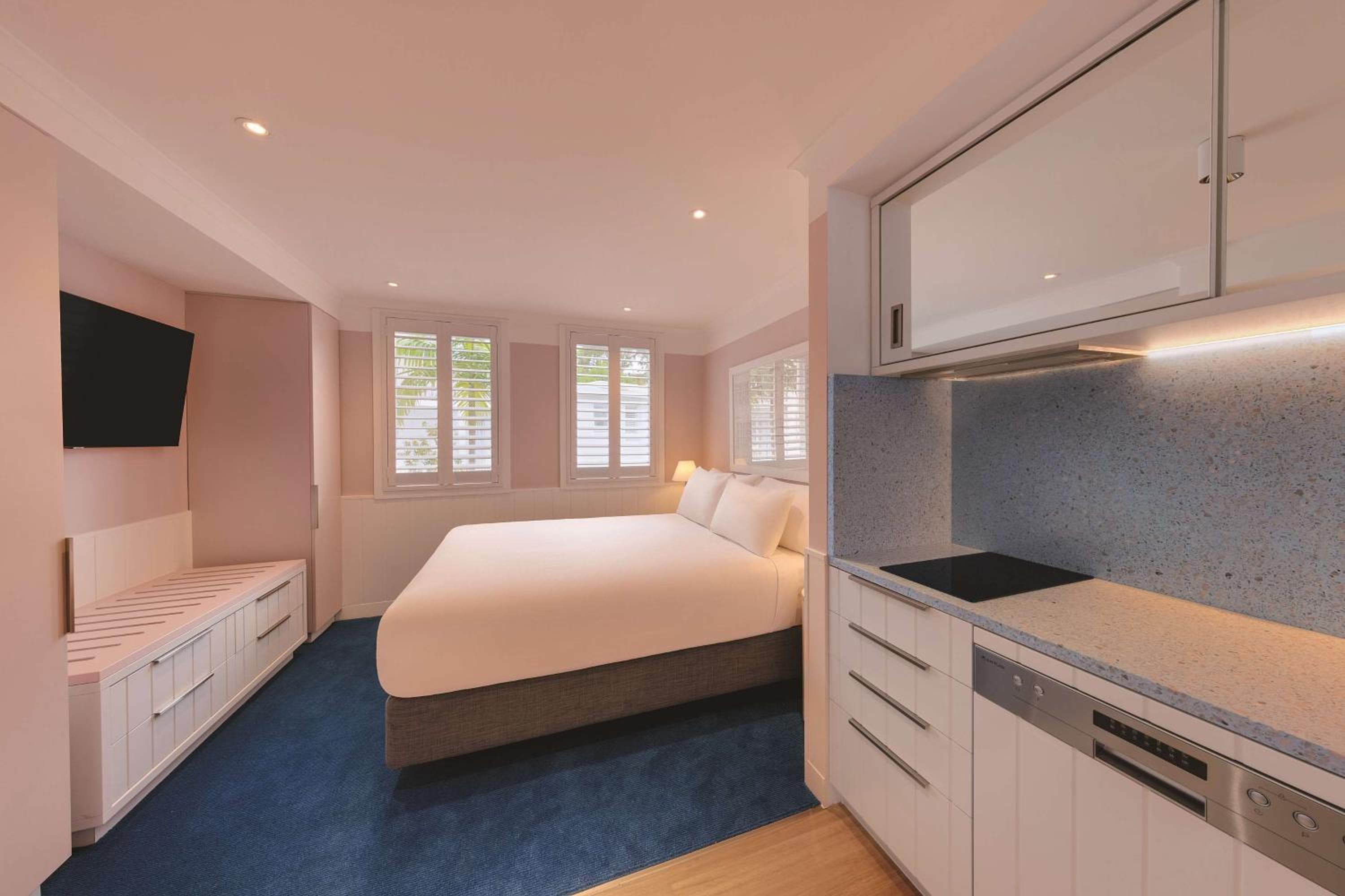 EXECUTIVE STUDIO ROOM