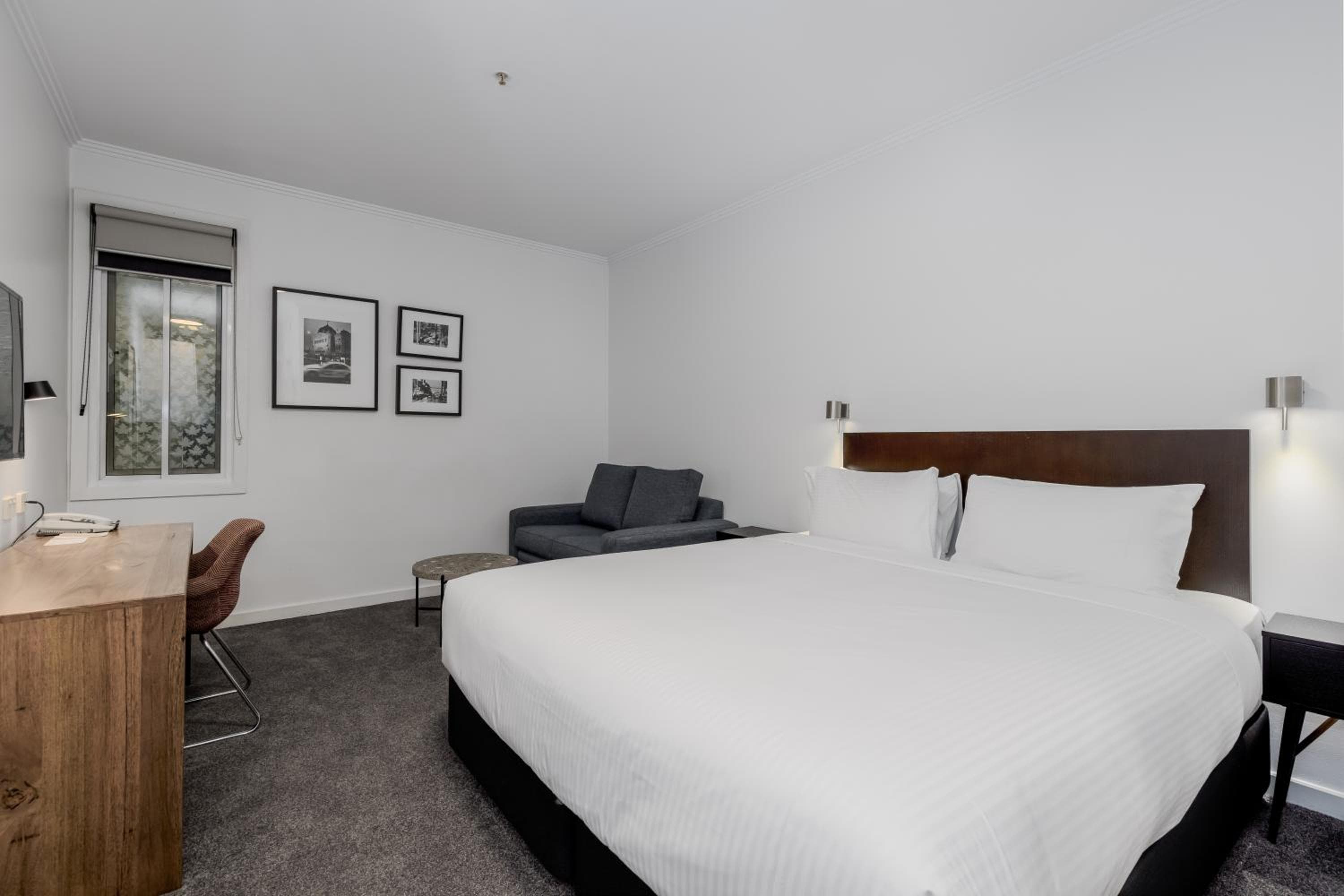 STUDIO KING SIZE BED
