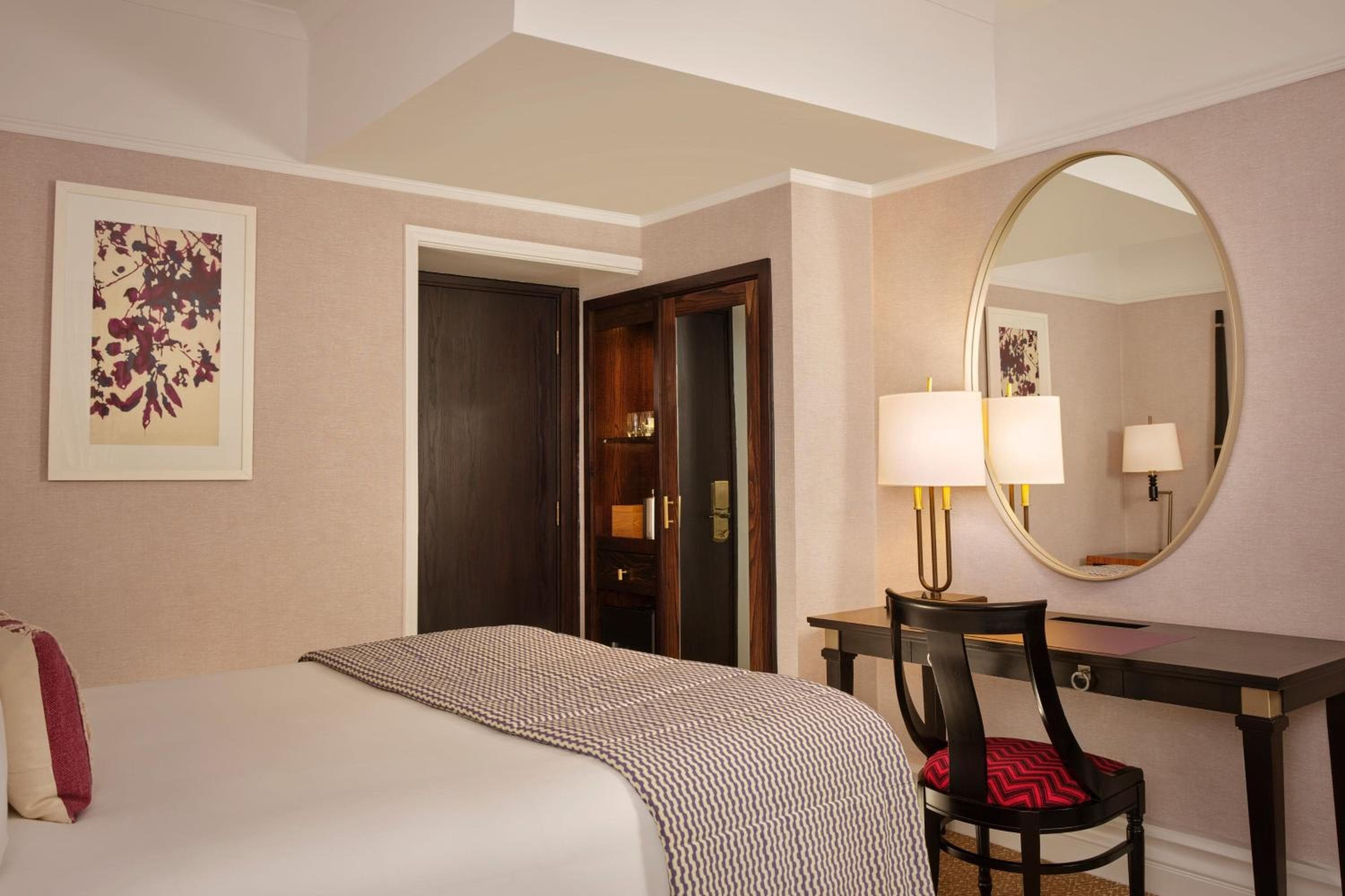 1 Queen Bed Guestroom