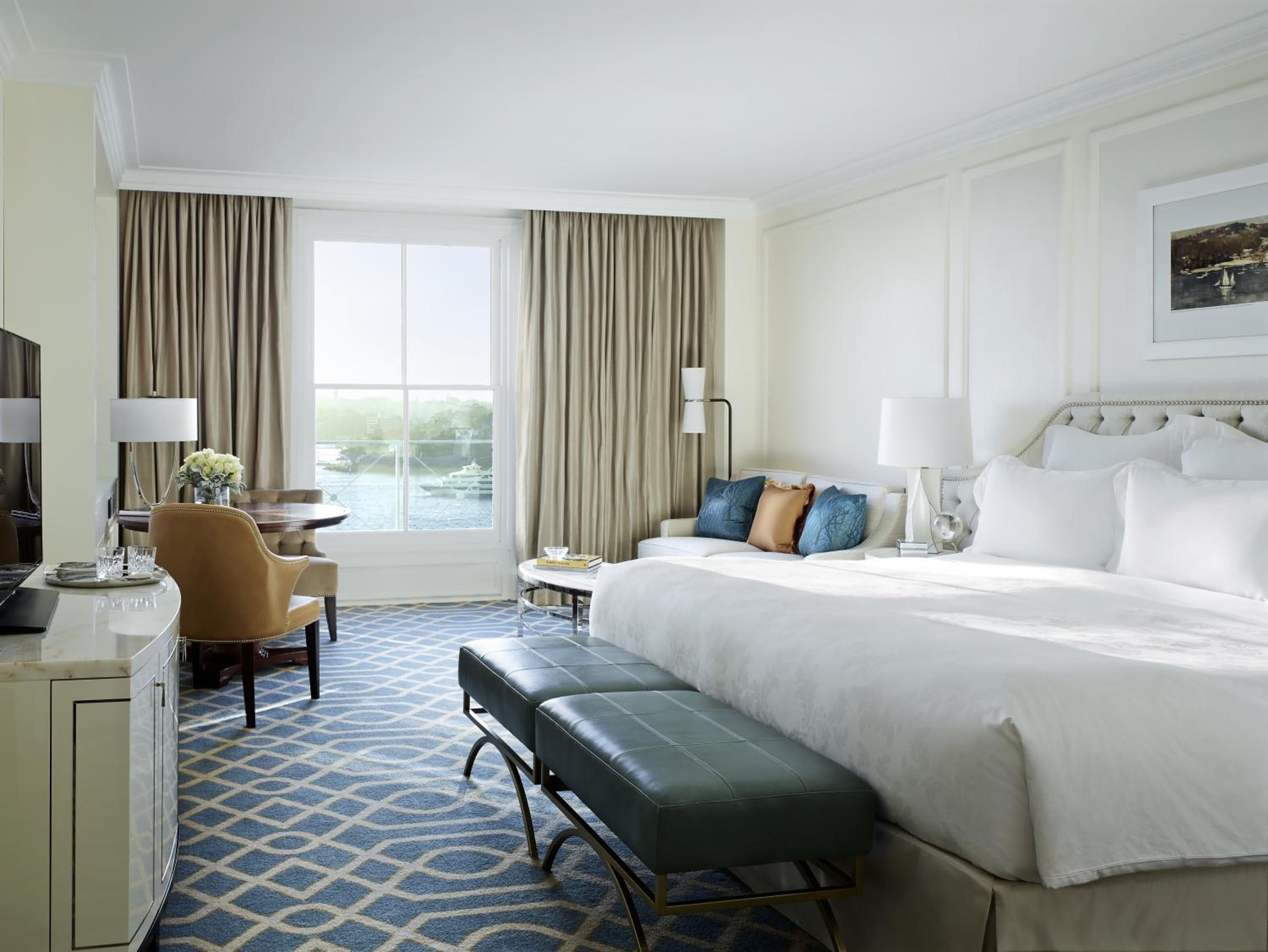 Deluxe King Room With City View