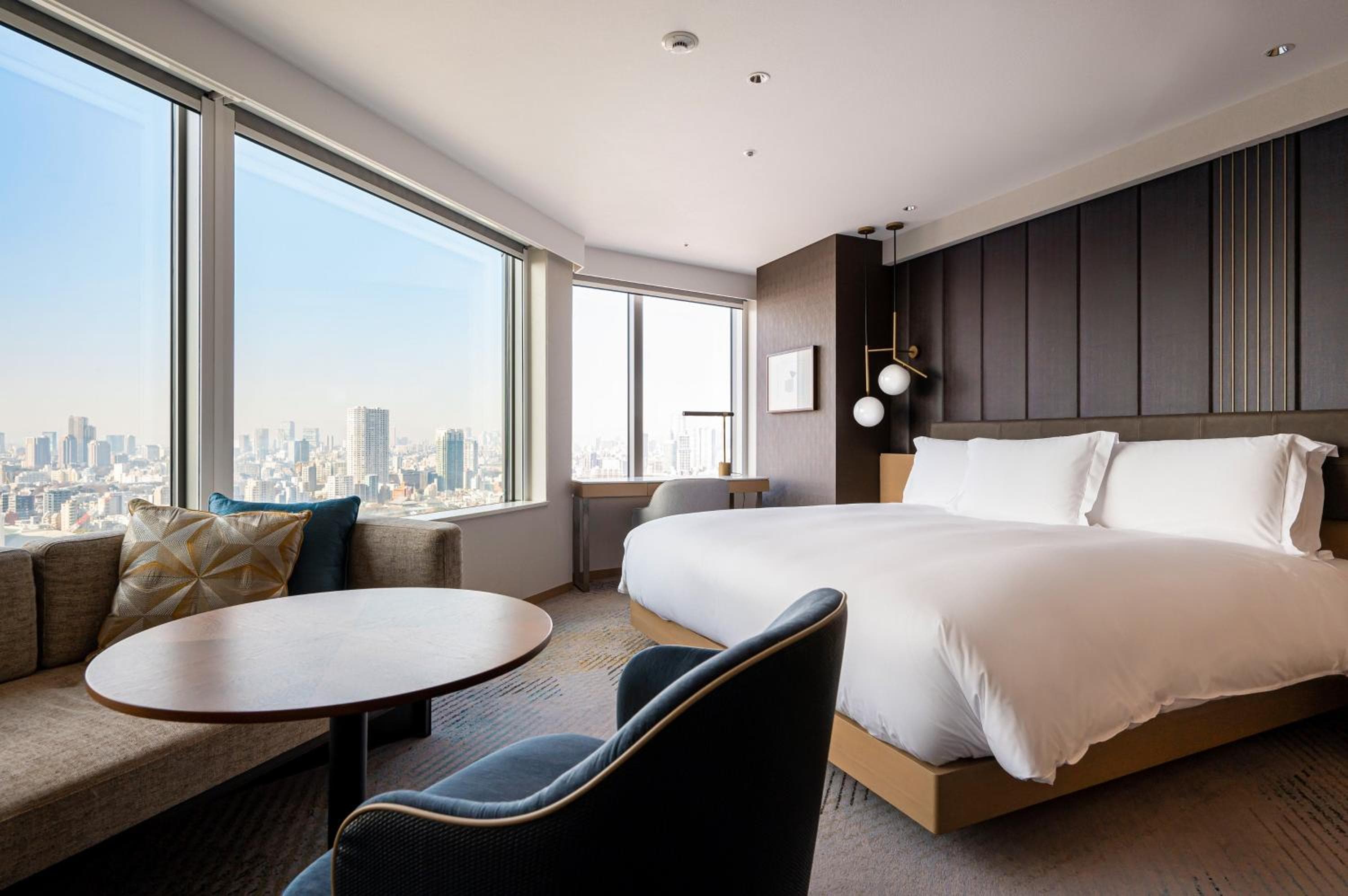 1 King Premium Club Lounge Access
