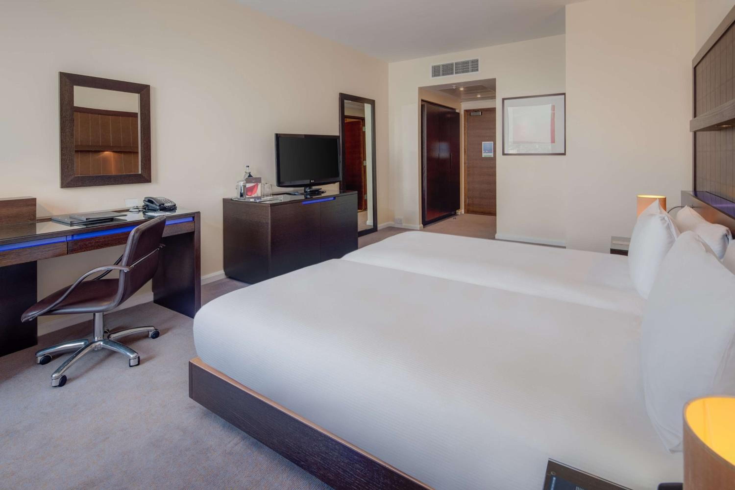 TWIN GUEST ROOM,TWIN BEDS/BRIGHT SPACIOUS ROOM/WIFI/AIRCON,TEA AND COFFEE/FRIDGE/HAIRDRYER/LCD TV,
