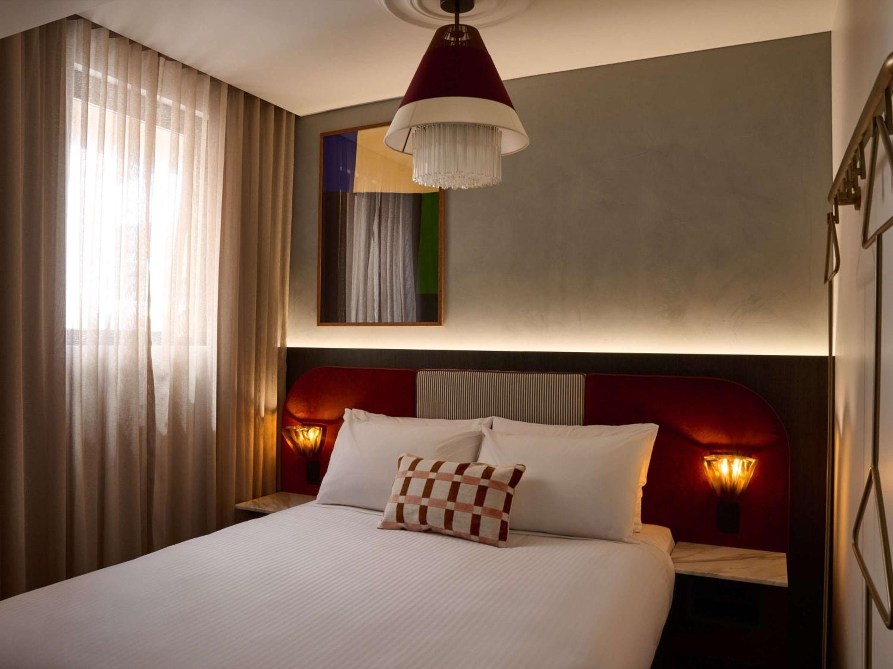 1 Queen Bed