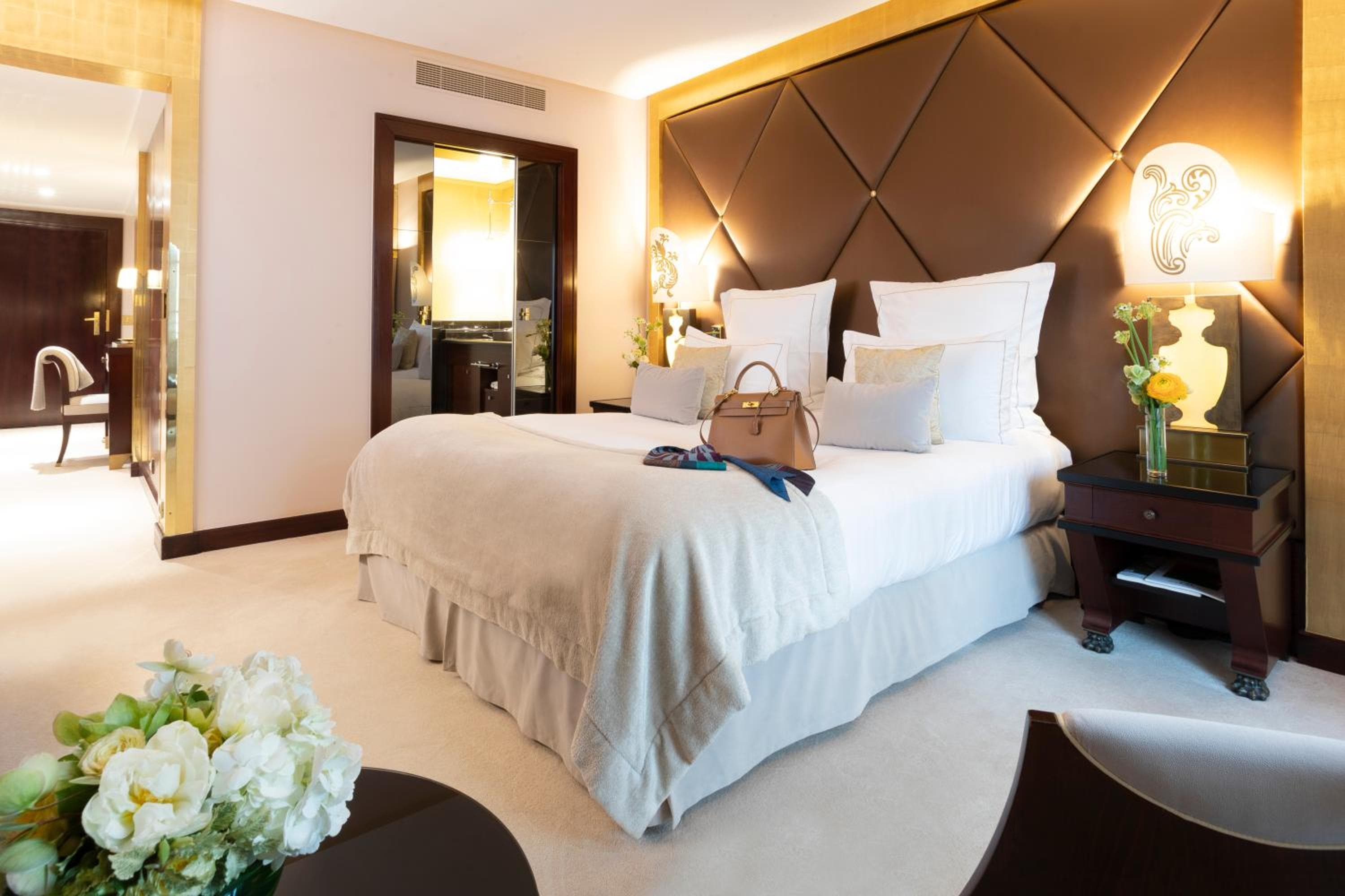 Superior - 400 sq.ft - Dressing room - Shower and bathtub - City view