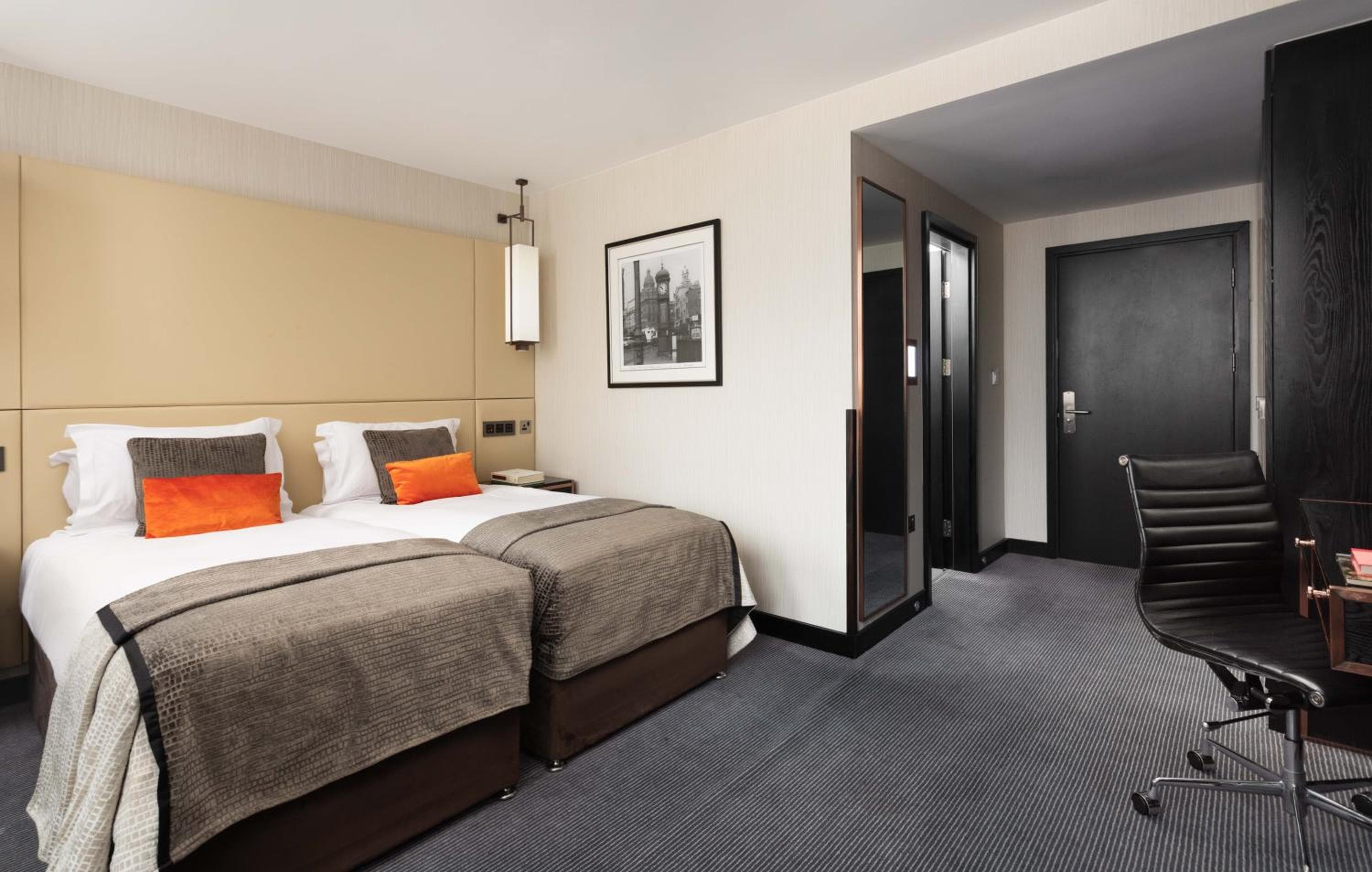 Deluxe 2 Twin Beds Guestroom