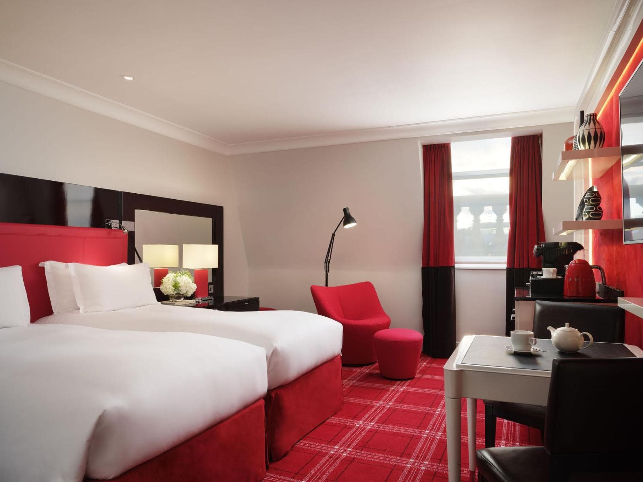 LUXURY, TWIN BEDS
