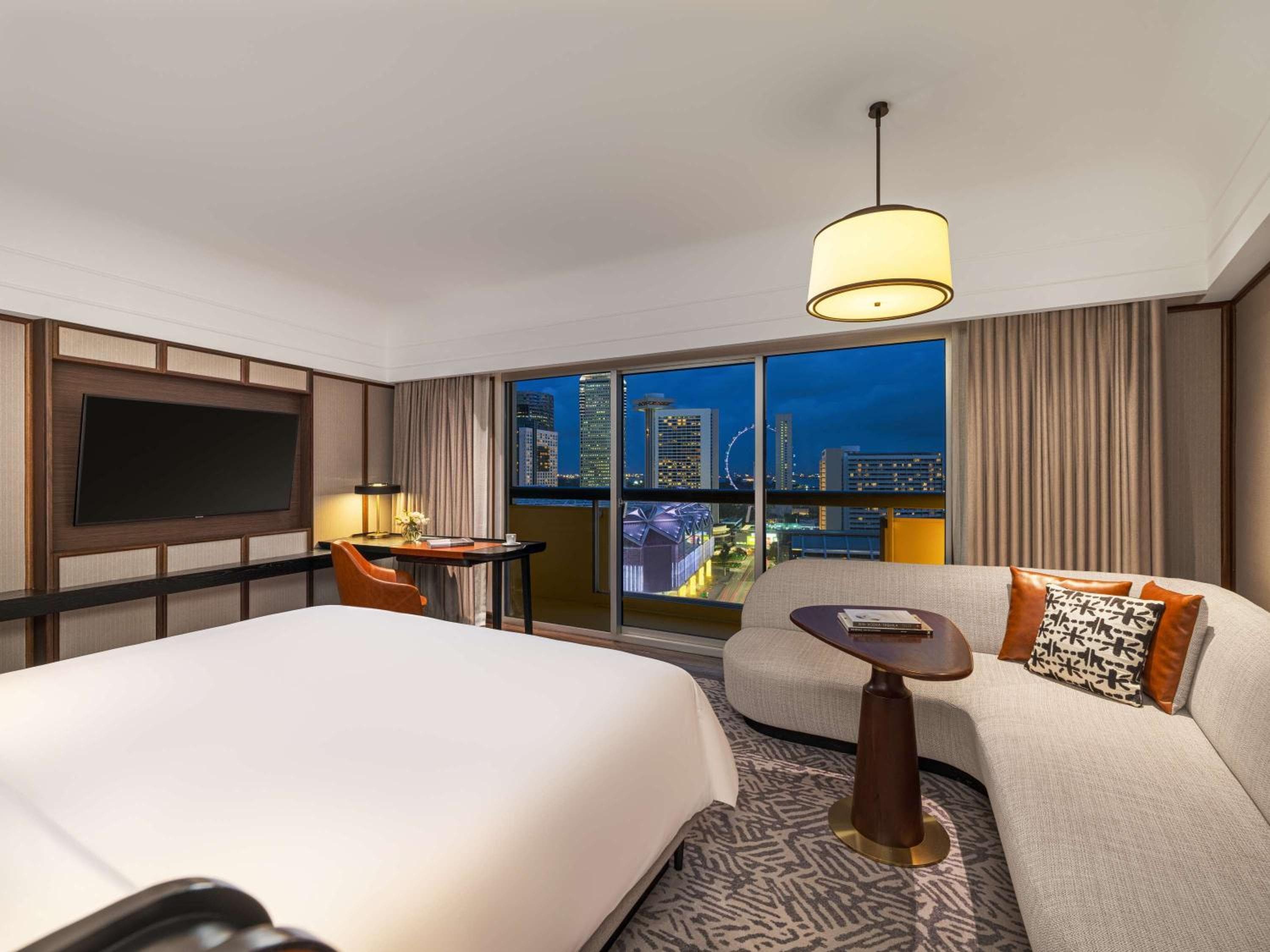 Deluxe, 1 King with Balcony, City View