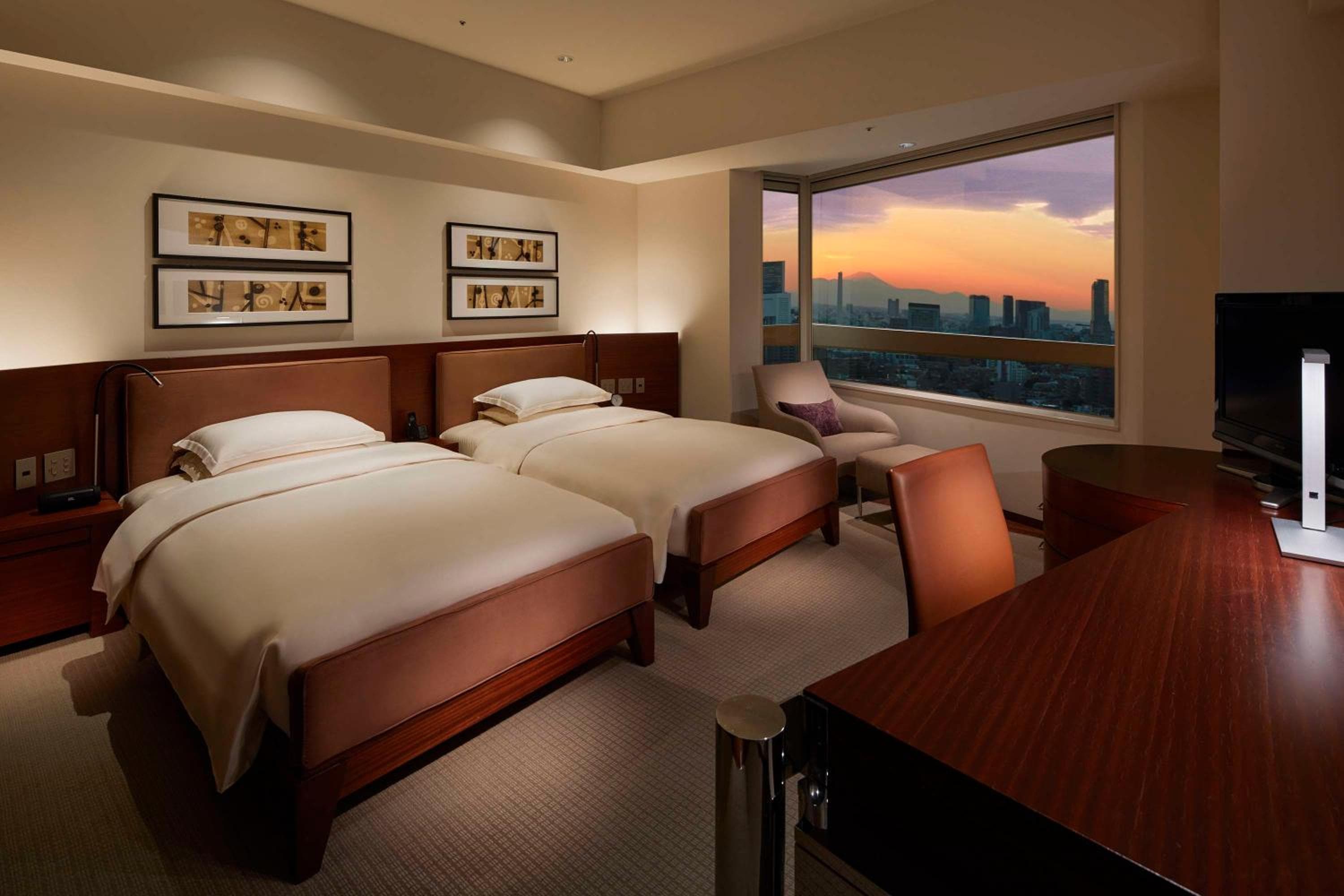 2 Twin Beds, City View