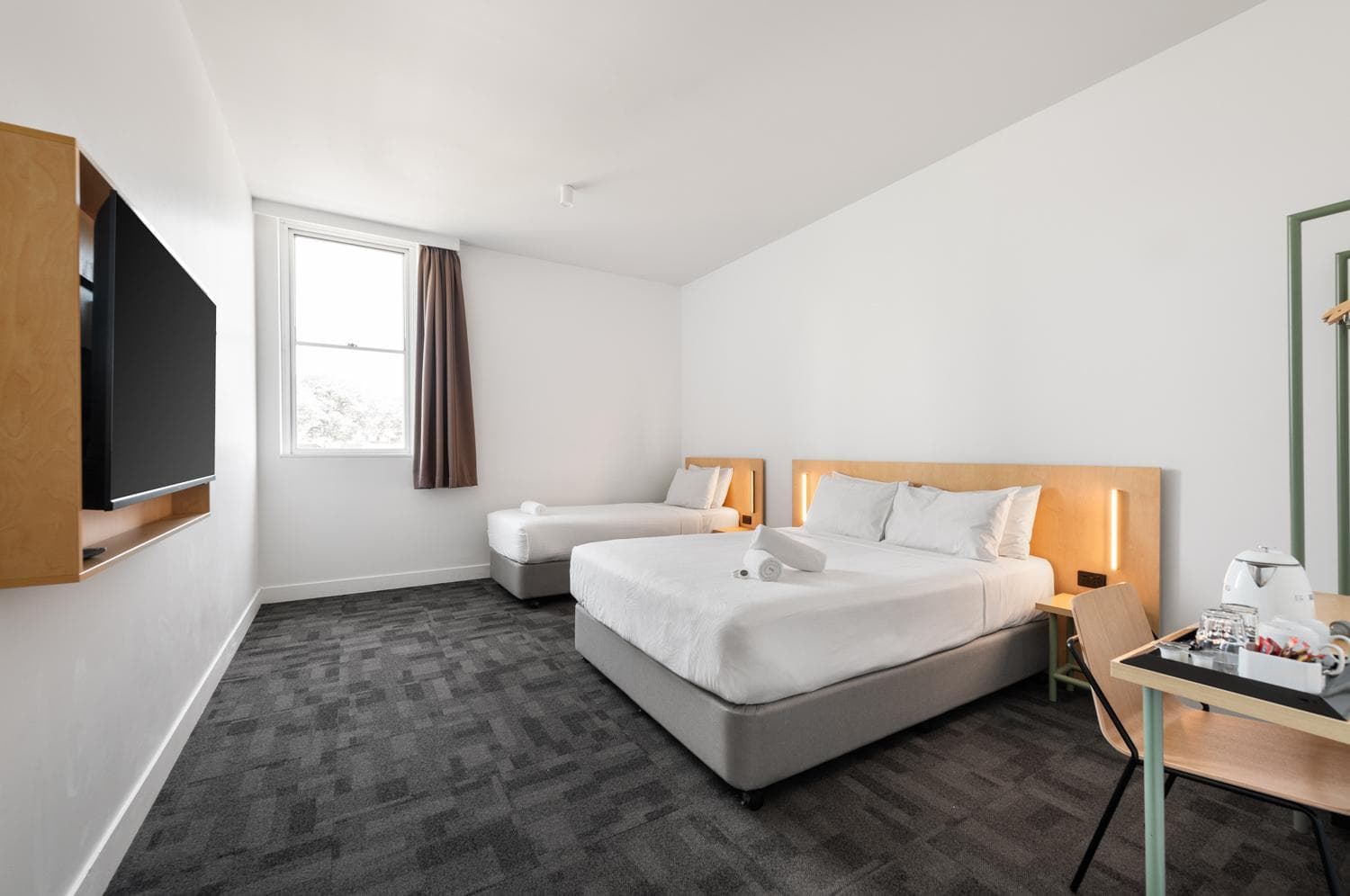 1 Queen Bed