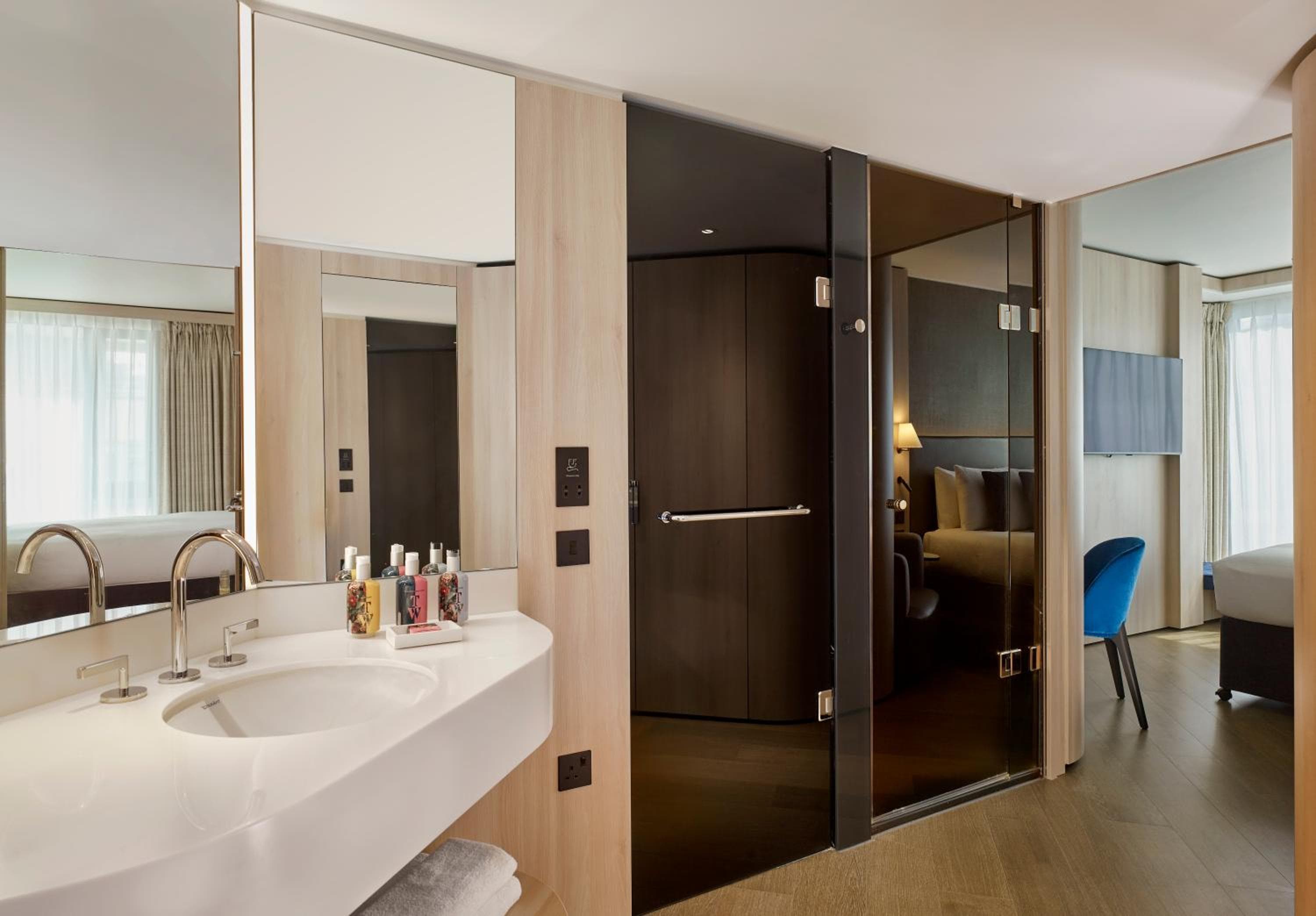Deluxe Queen Room