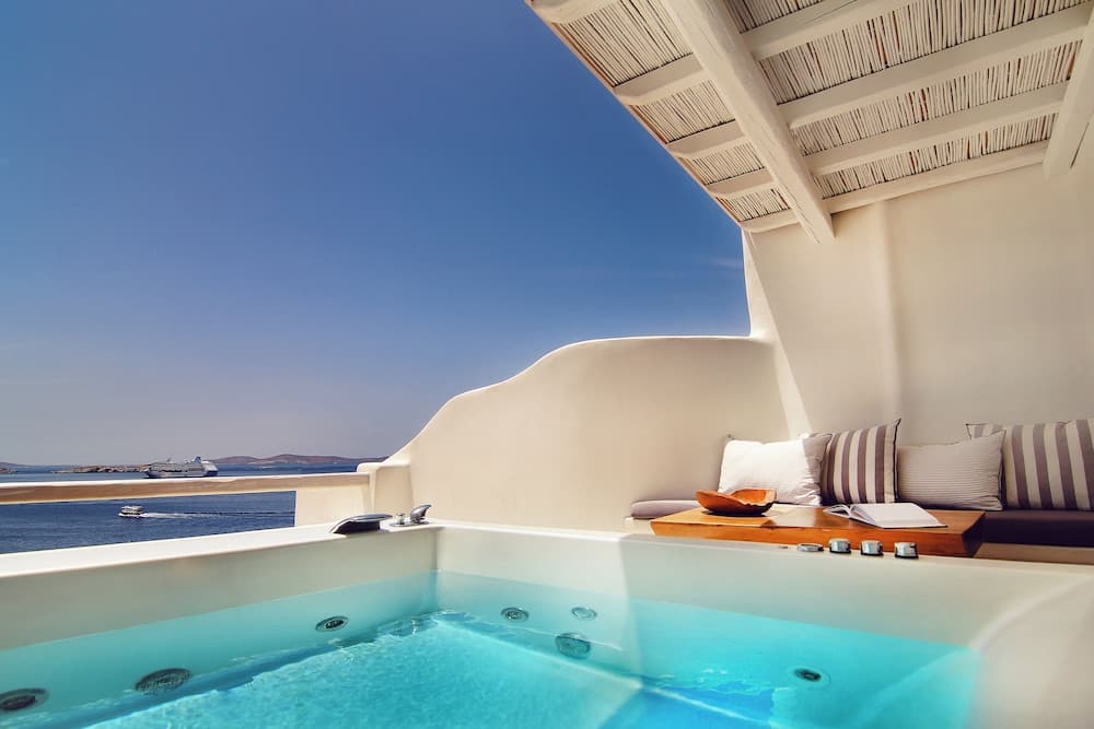 OUTDOOR JACUZZI
