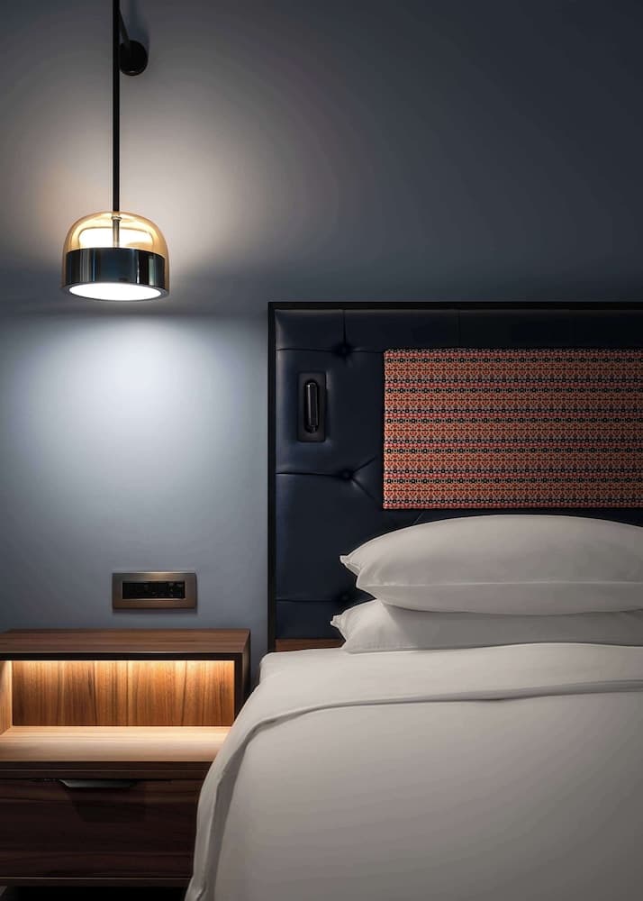 1 King Bed with 20% off on Food and Soft Beverage