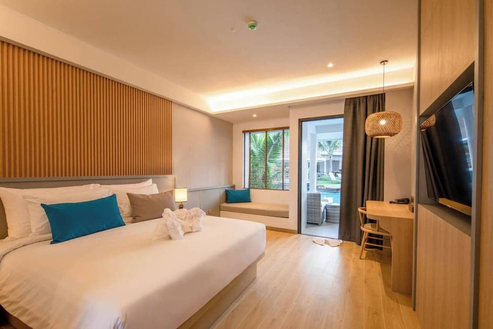 Deluxe Pool Access