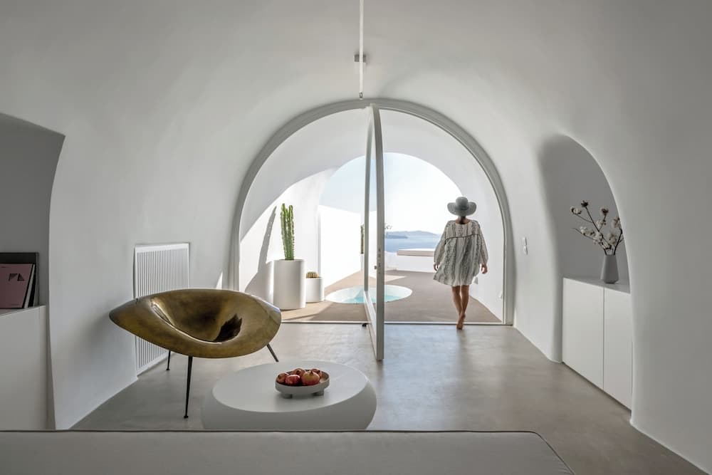 Iconic Suite with Private Outdoor Heated Plunge Pool and Caldera View
