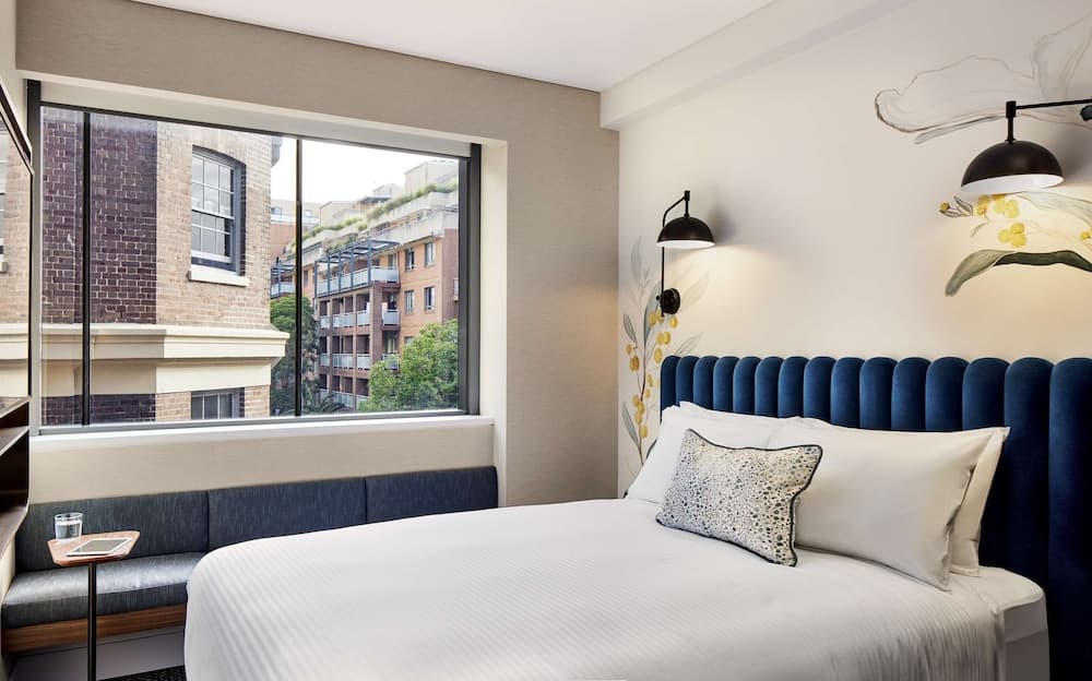 standard room,1 queen bed,non smoking (small room)