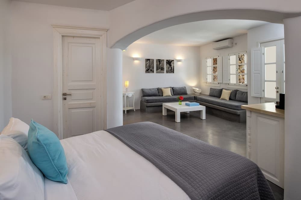 Notias Suite with Outdoor Jacuzzi
