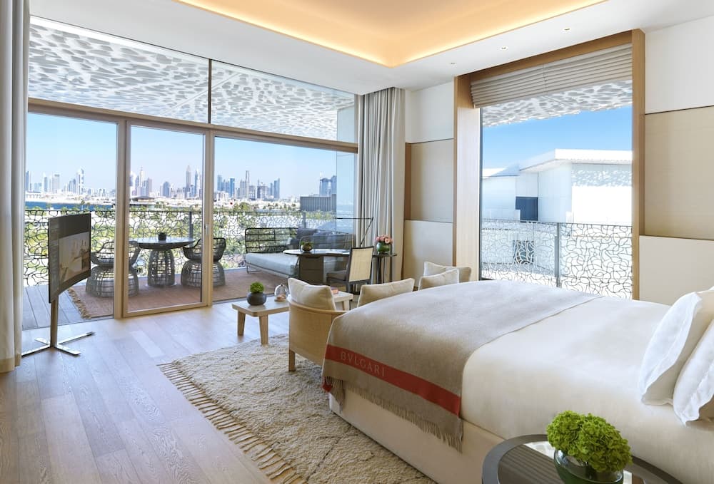 Deluxe Room, Guest room, 1 King, Beach view, Balcony