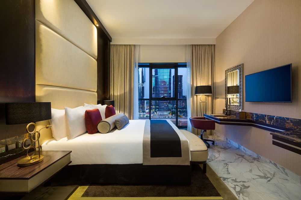 Superior room with one king bed
