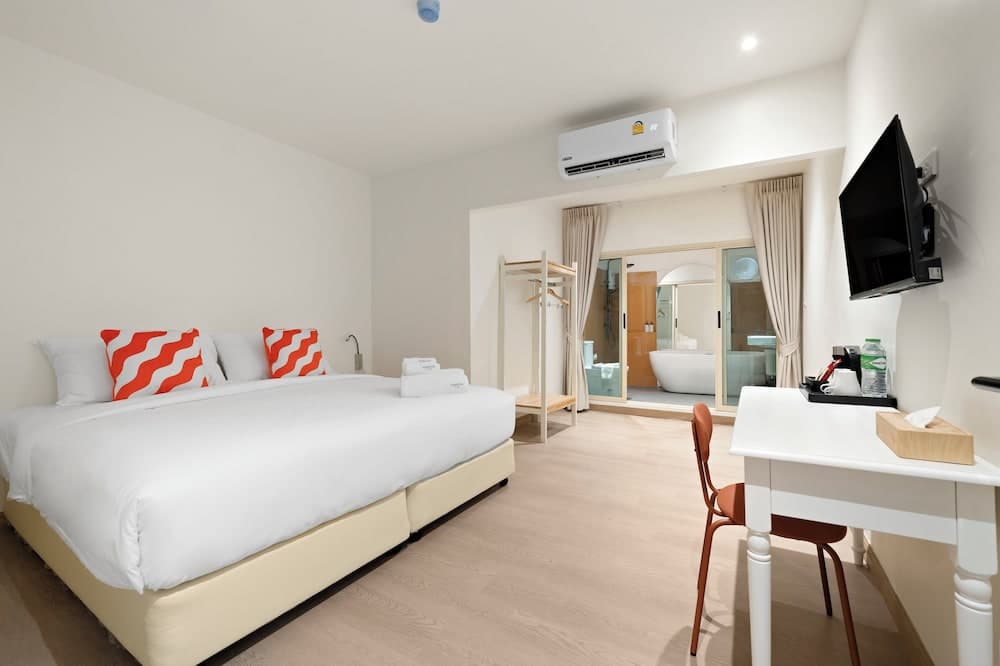 Deluxe Room With Bathtub - No Window
