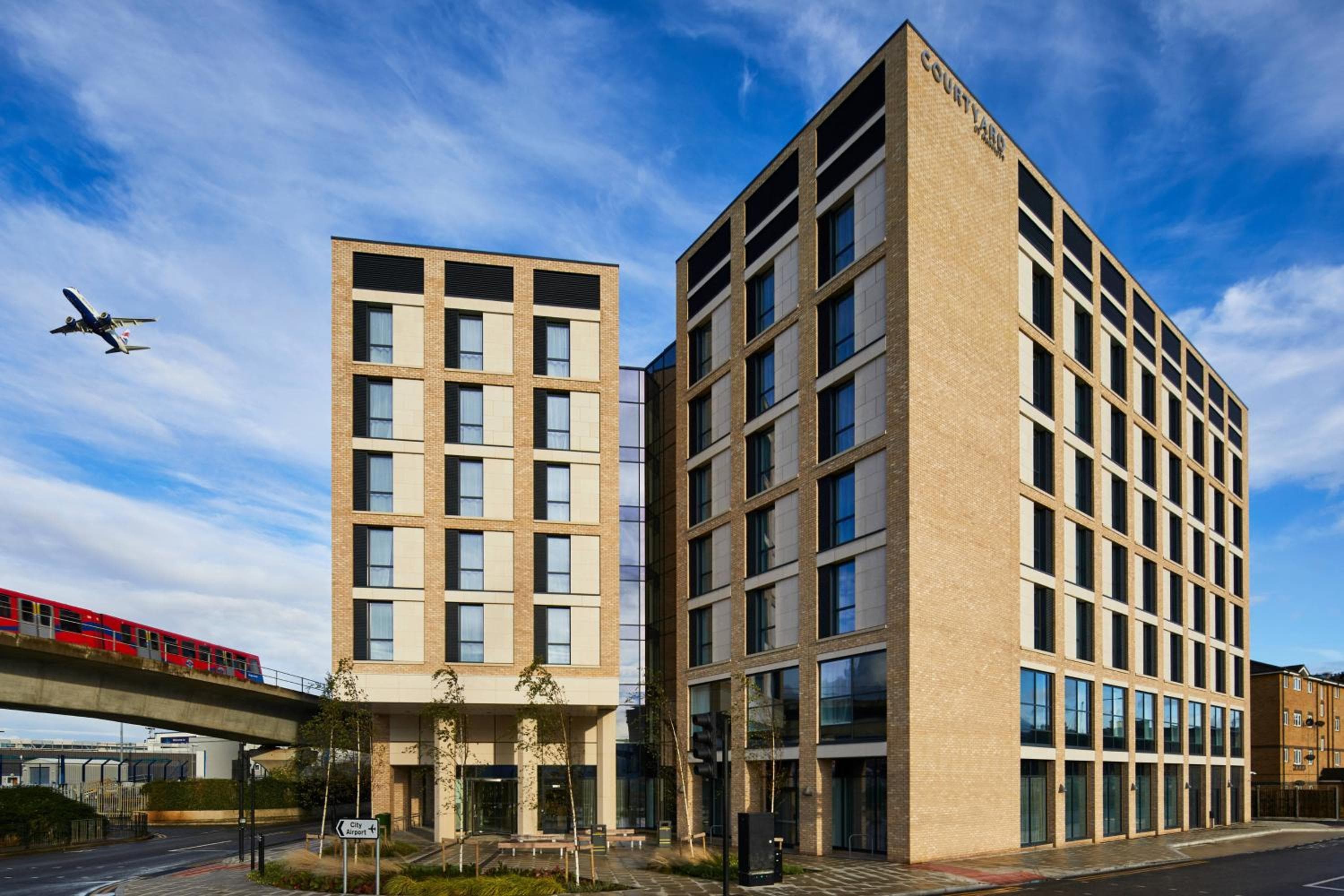 Courtyard by Marriott London City Airport — photo 4