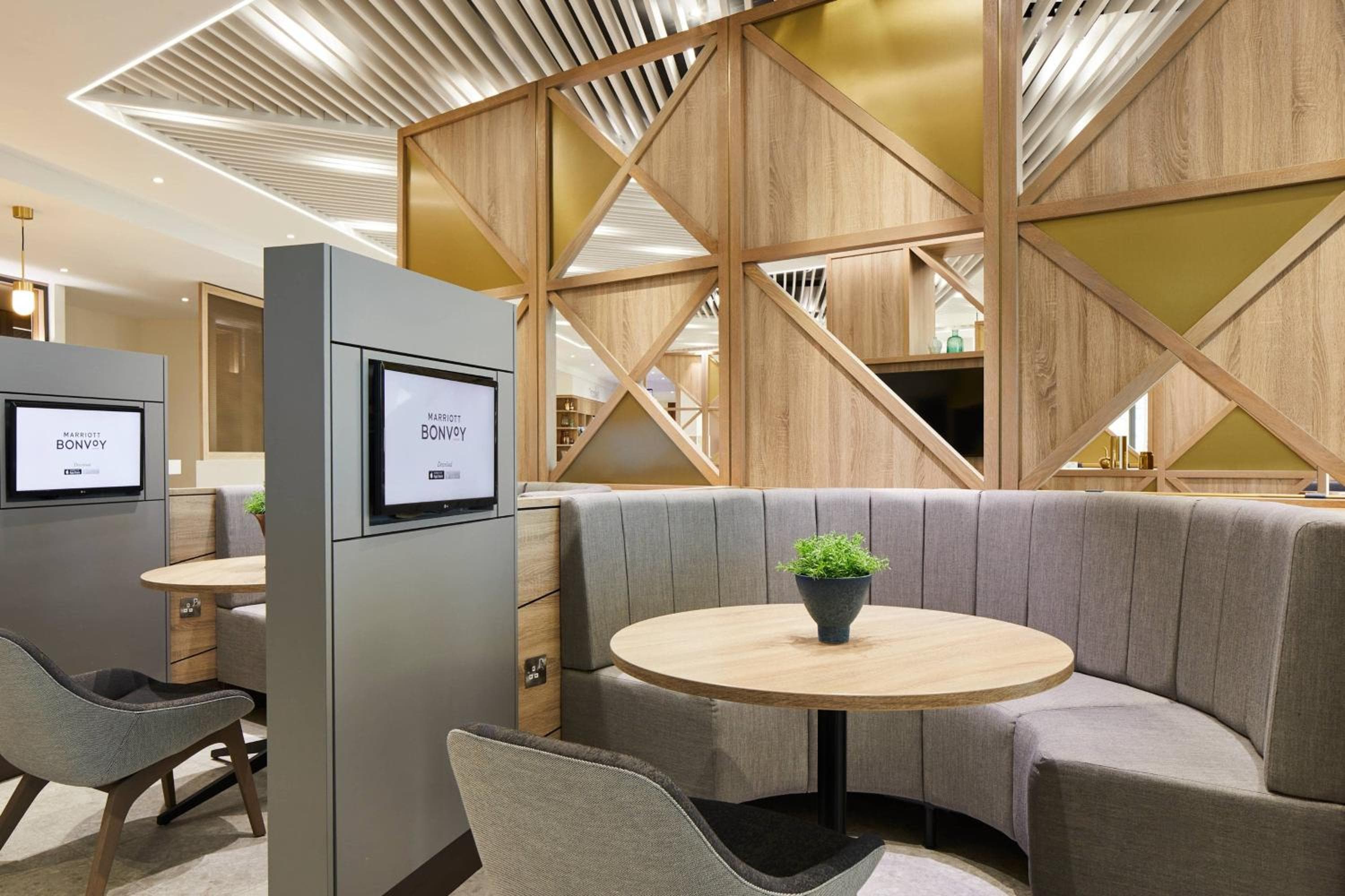 Courtyard by Marriott London City Airport — photo 3