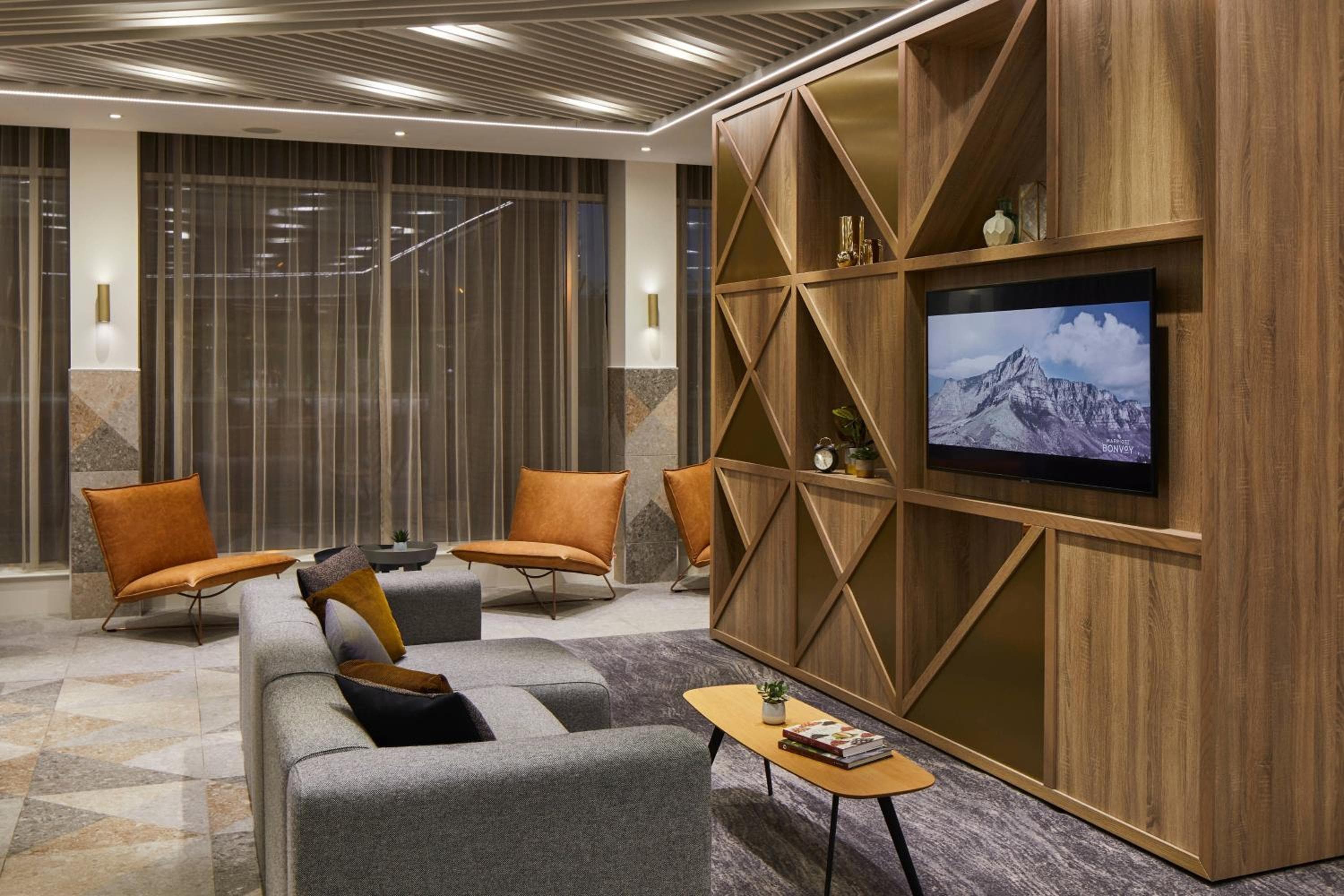 Courtyard by Marriott London City Airport — photo 2